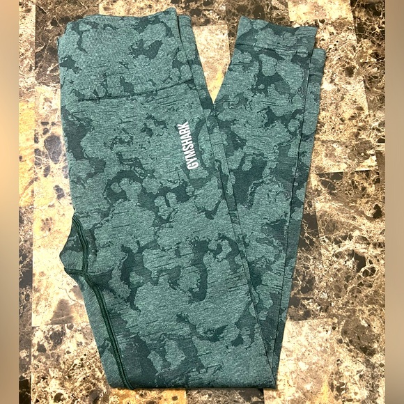 GYMSHARK ADAPT CAMO GREEN COLOR SIZE SMALL EUC - Picture 1 of 5